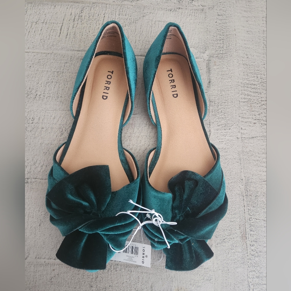 TORRID velvet green flats, sz 8.5, never worn. NWT